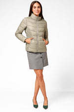 KENNETH COLE - מעיל ניילון לאישה עם קפלים בצבע זית - MASHBIR//365