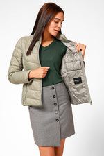 KENNETH COLE - מעיל ניילון לאישה עם קפלים בצבע זית - MASHBIR//365