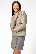 KENNETH COLE - מעיל ניילון לאישה עם קפלים בצבע זית - MASHBIR//365