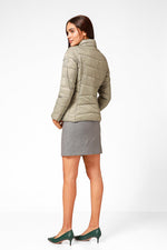 KENNETH COLE - מעיל ניילון לאישה עם קפלים בצבע זית - MASHBIR//365