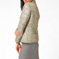 KENNETH COLE - מעיל ניילון לאישה עם קפלים בצבע זית - MASHBIR//365 - 3