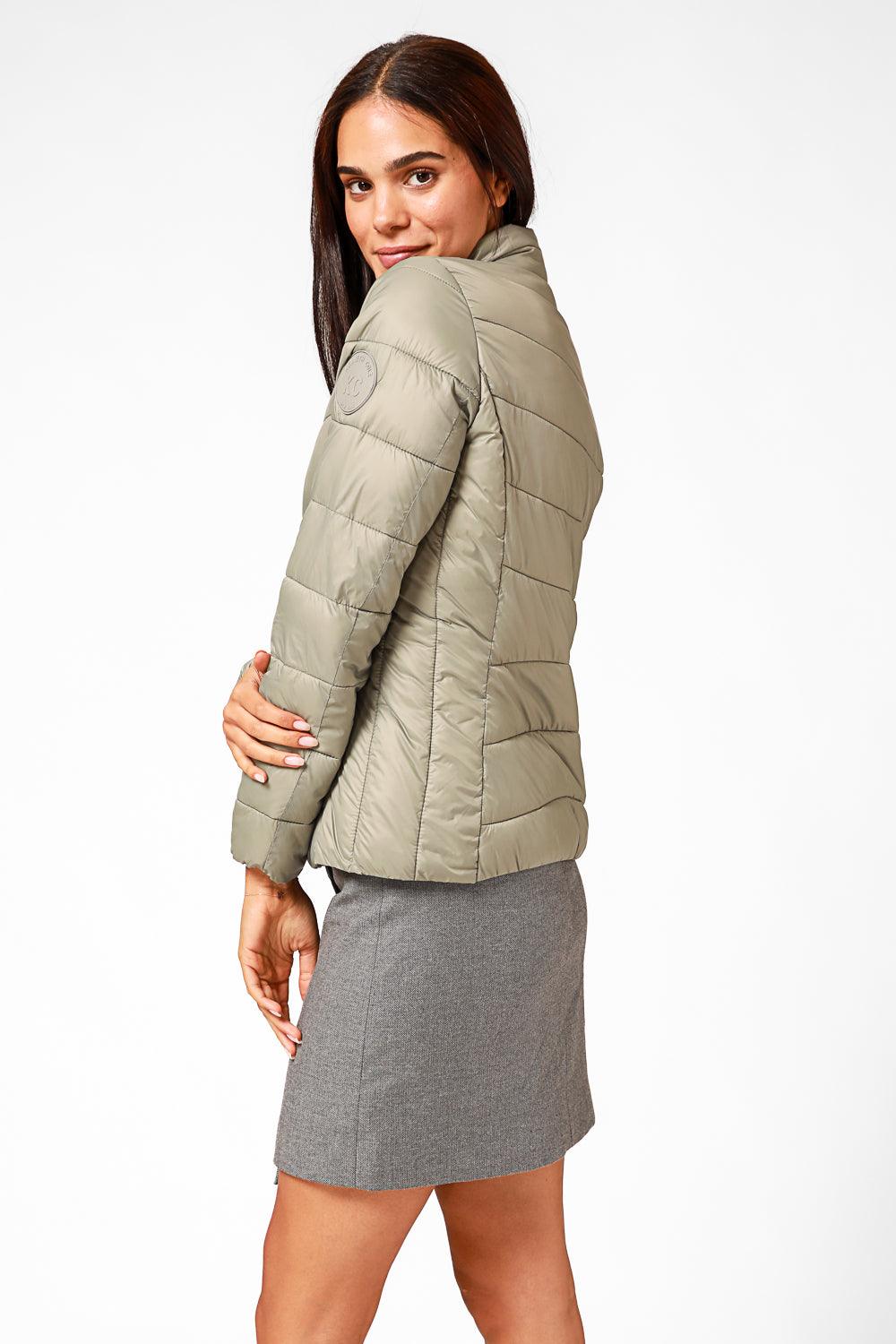 KENNETH COLE - מעיל ניילון לאישה עם קפלים בצבע זית - MASHBIR//365