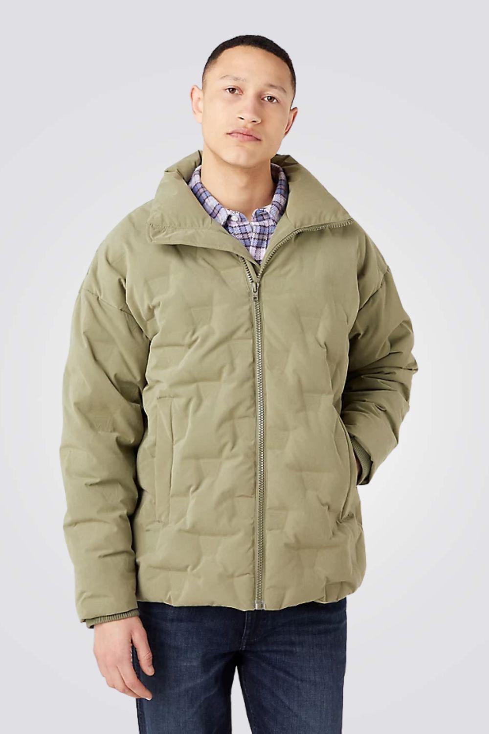 WRANGLER - מעיל PUFFER בצבע ירוק זית - MASHBIR//365