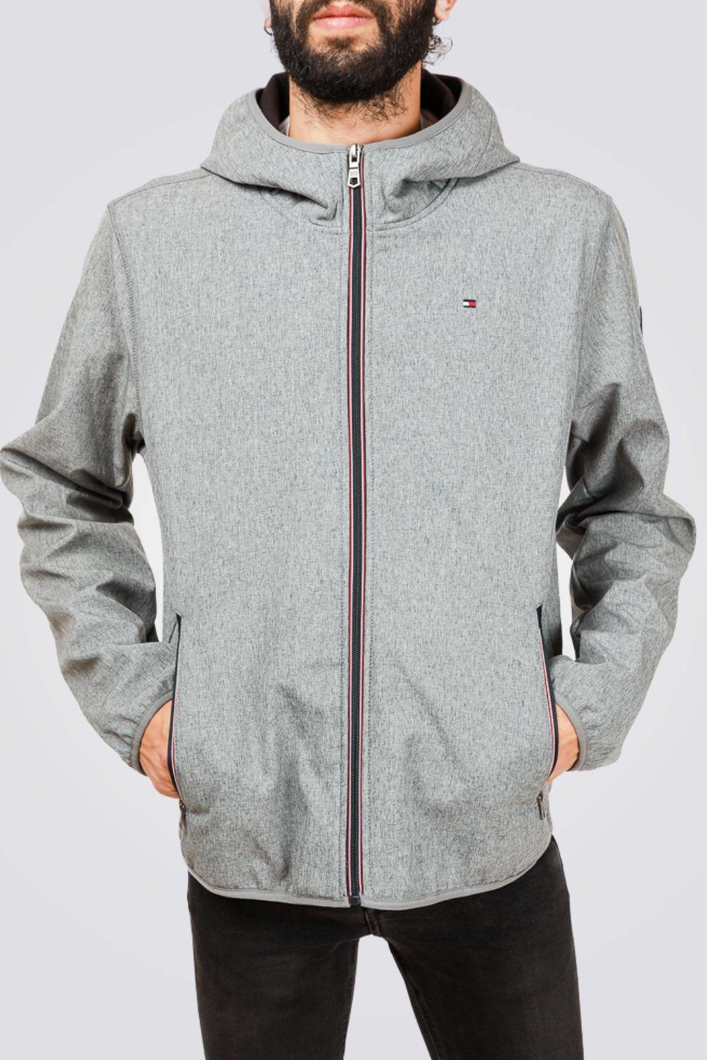 Tommy Hilfiger - מעיל סופטשל בצבע אפור - MASHBIR//365