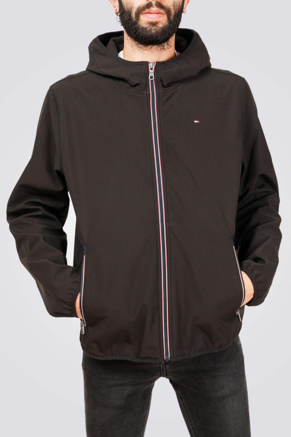 Tommy Hilfiger - מעיל סופטשל בצבע שחור - MASHBIR//365