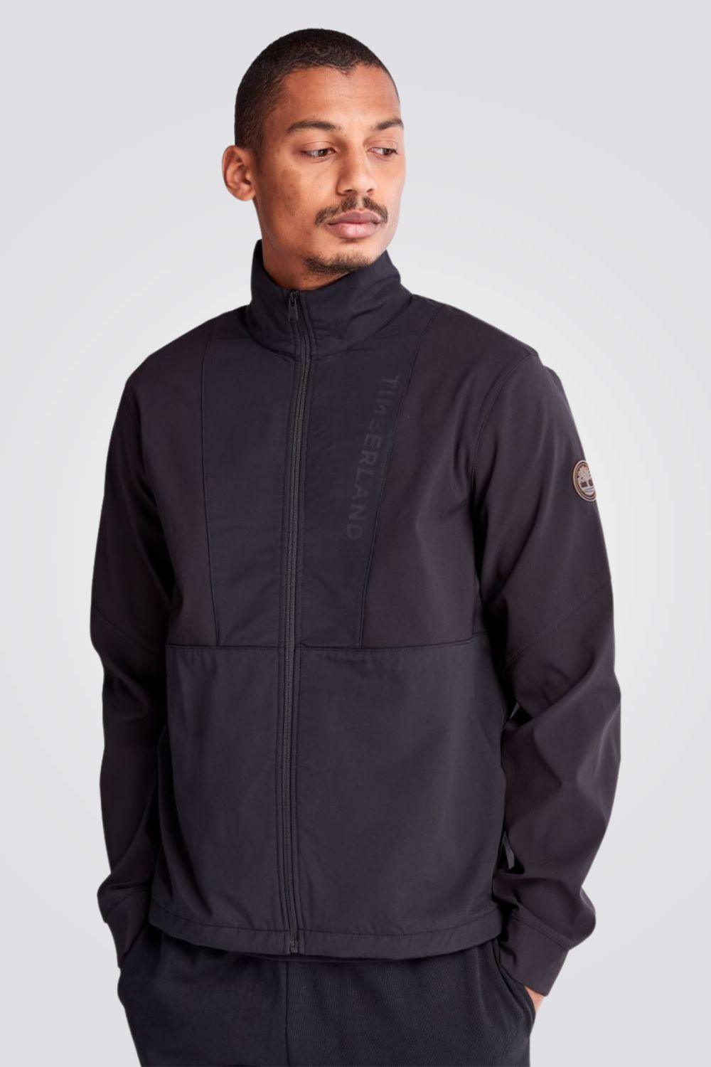 TIMBERLAND - מעיל סופטשל היברידי שחור עם לוגו בחזית - MASHBIR//365