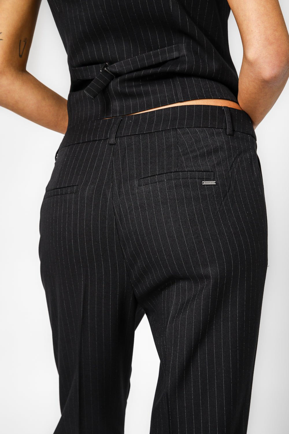 KENNETH COLE - מכנס אלגנט פס סיכה בצבע שחור - MASHBIR//365