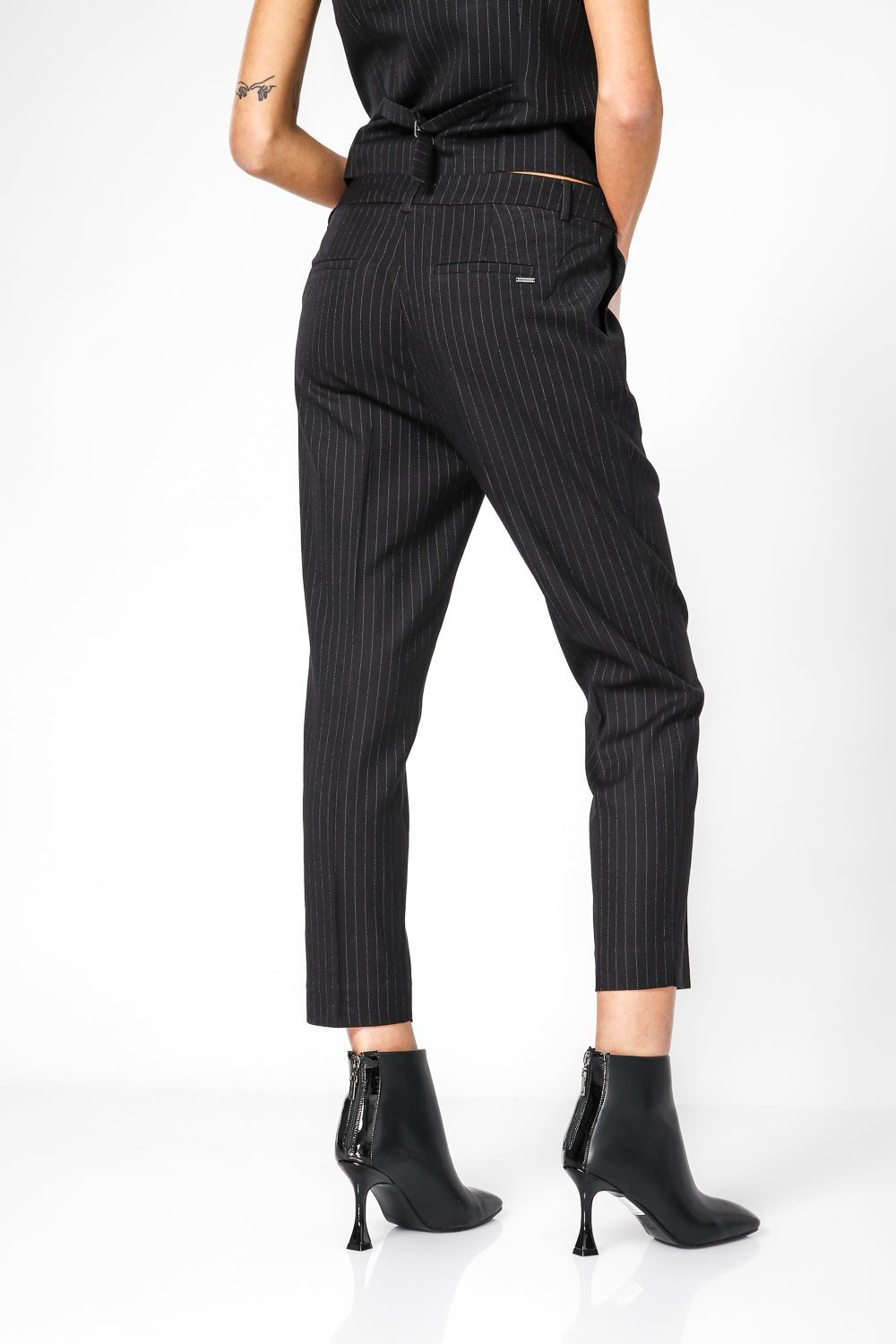 KENNETH COLE - מכנס אלגנט פס סיכה בצבע שחור - MASHBIR//365