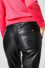 מכנסיים דמויי עור שחור לנשים | קנת קול