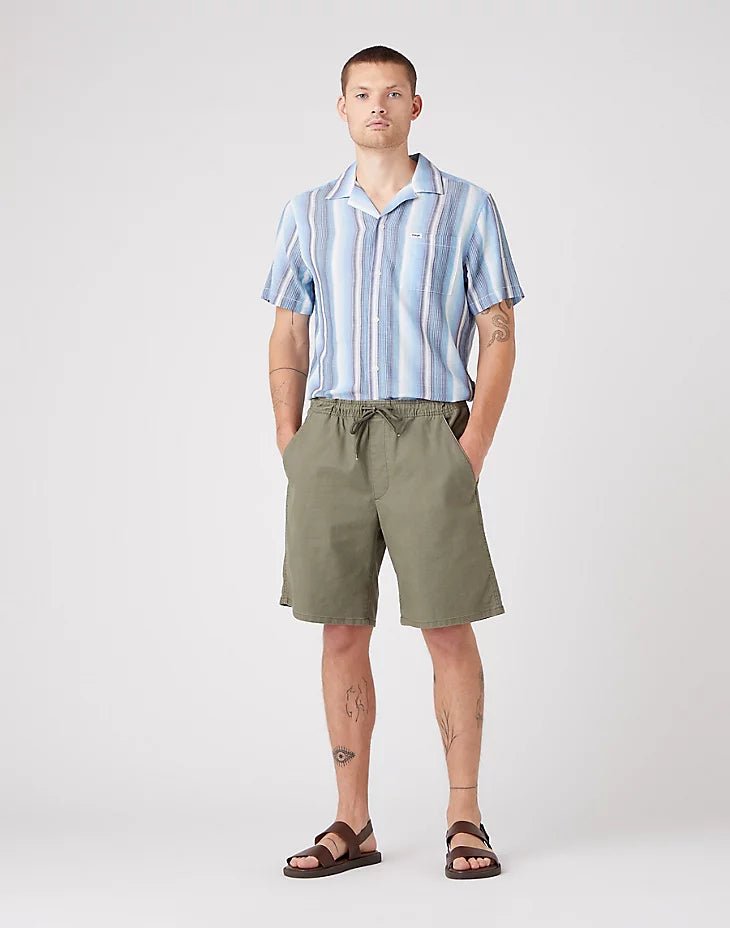 WRANGLER - מכנסי ברמודה בצבע ירוק זית - MASHBIR//365