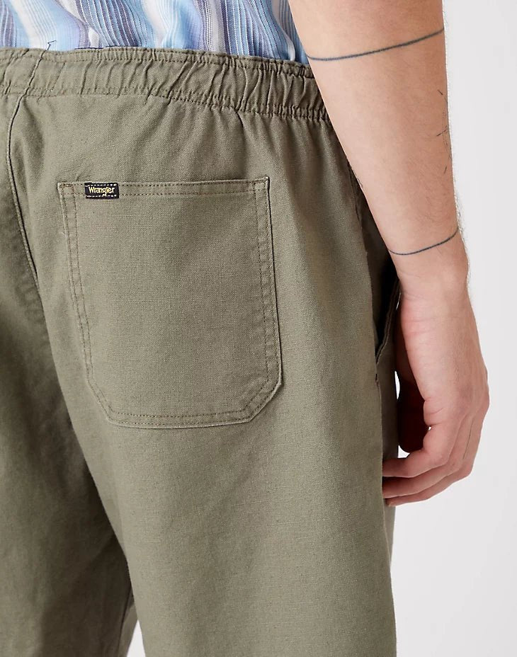 WRANGLER - מכנסי ברמודה בצבע ירוק זית - MASHBIR//365