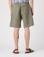 WRANGLER - מכנסי ברמודה בצבע ירוק זית - MASHBIR//365