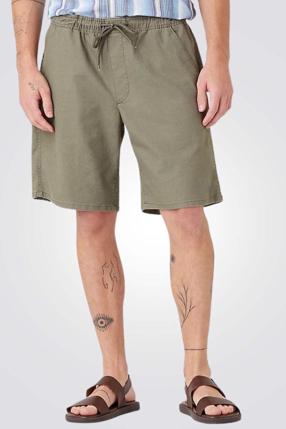 WRANGLER - מכנסי ברמודה בצבע ירוק זית - MASHBIR//365