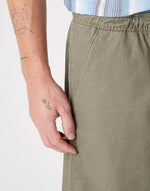 WRANGLER - מכנסי ברמודה בצבע ירוק זית - MASHBIR//365