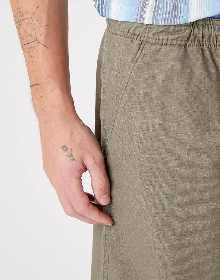 WRANGLER - מכנסי ברמודה בצבע ירוק זית - MASHBIR//365