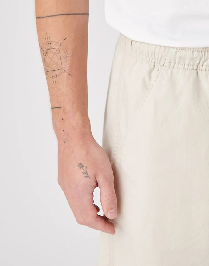 WRANGLER - מכנסי ברמודה בצבז בז' - MASHBIR//365