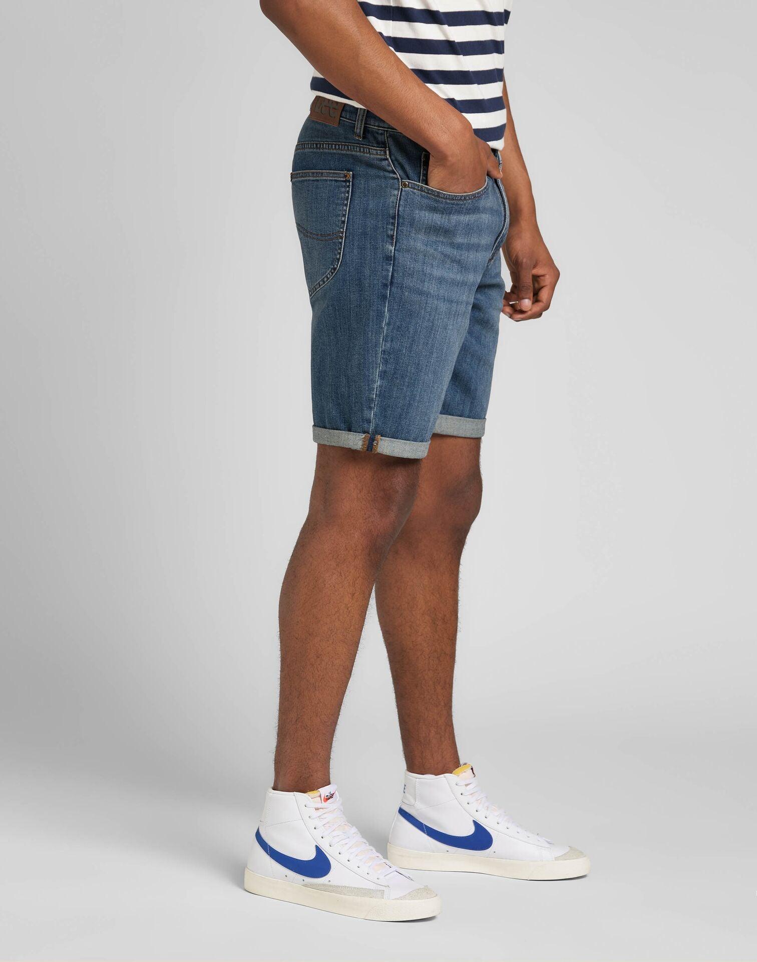 LEE - מכנסי ג'ינס REGULAR SHORT בצבע כחול - MASHBIR//365