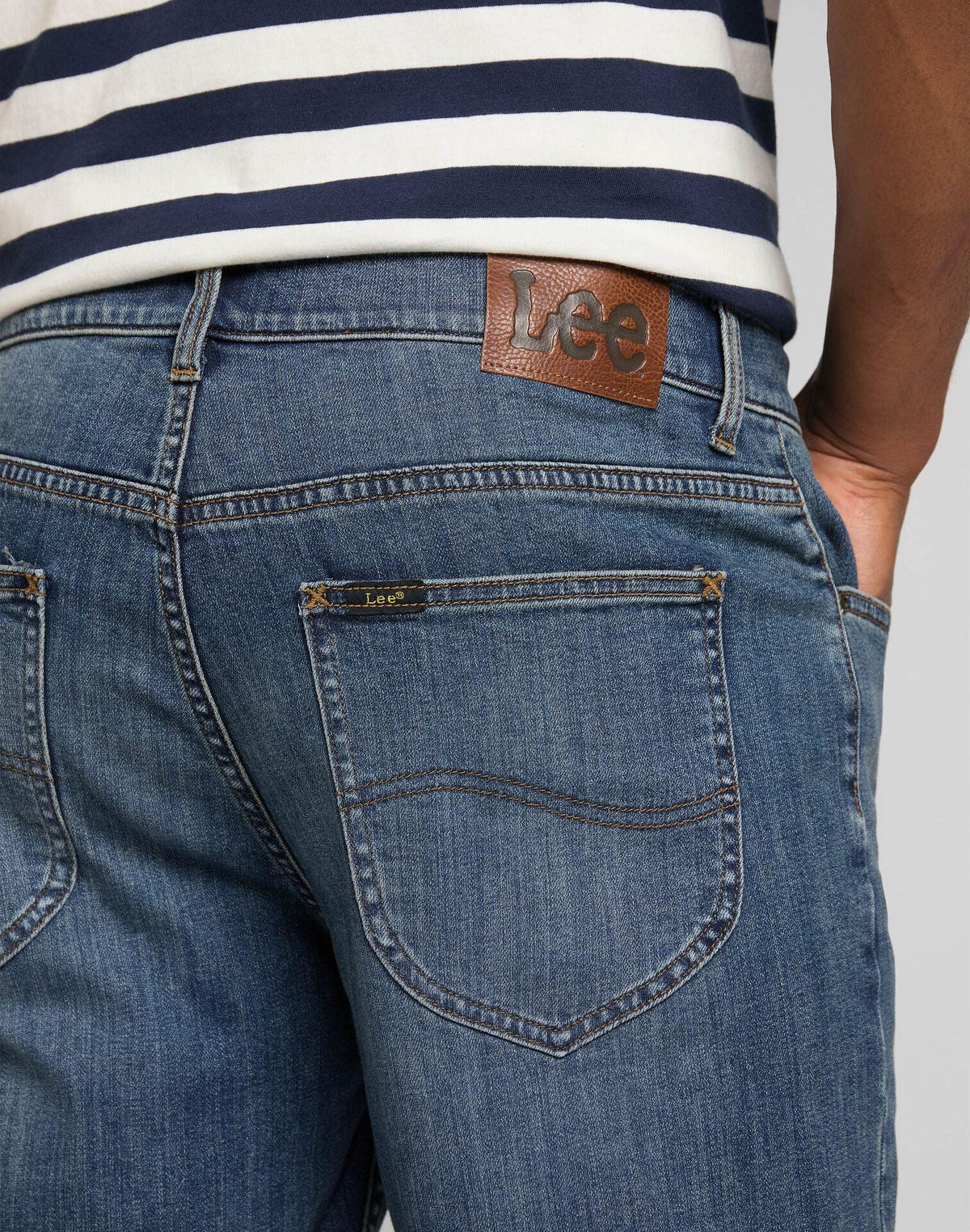 LEE - מכנסי ג'ינס REGULAR SHORT בצבע כחול - MASHBIR//365
