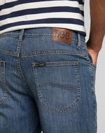 LEE - מכנסי ג'ינס REGULAR SHORT בצבע כחול - MASHBIR//365
