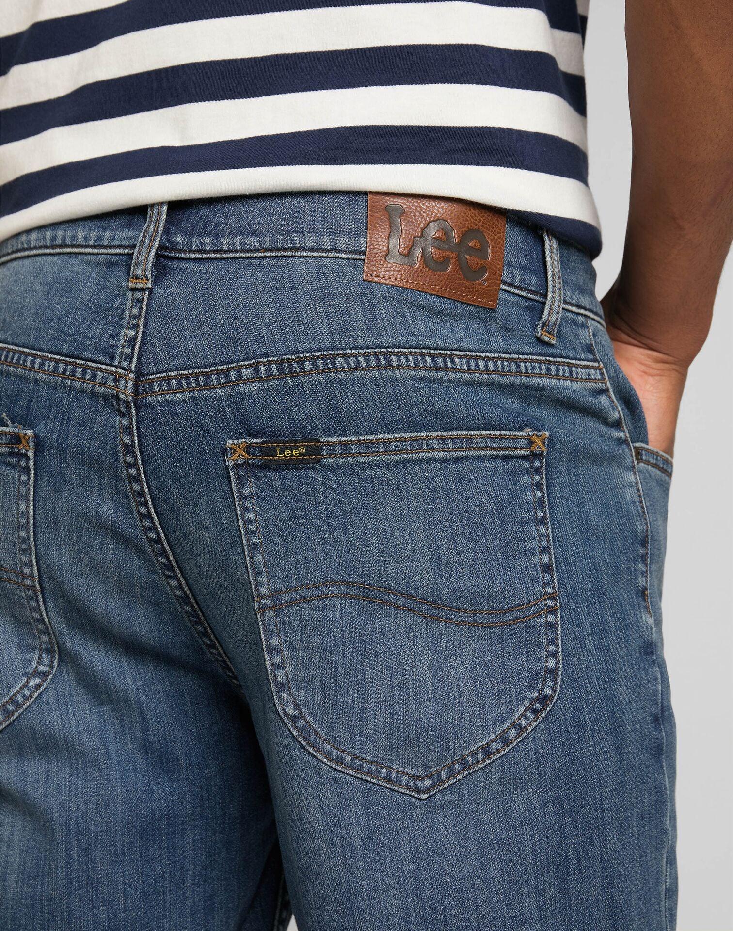 LEE - מכנסי ג'ינס REGULAR SHORT בצבע כחול - MASHBIR//365