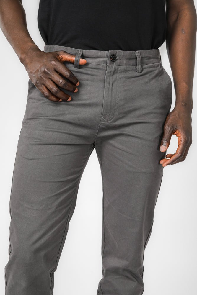 KENNETH COLE - מכנסי צ'ינו קלאסי בצבע אפור כהה - MASHBIR//365