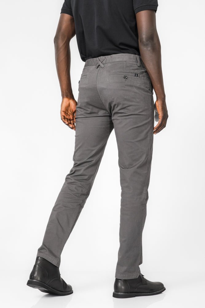 KENNETH COLE - מכנסי צ'ינו קלאסי בצבע אפור כהה - MASHBIR//365