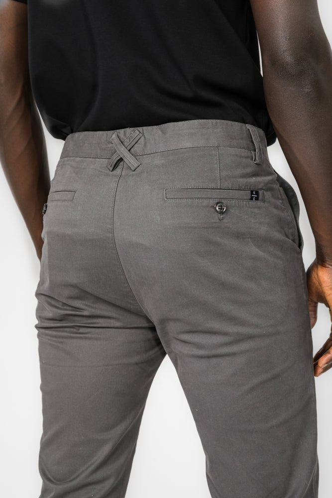KENNETH COLE - מכנסי צ'ינו קלאסי בצבע אפור כהה - MASHBIR//365