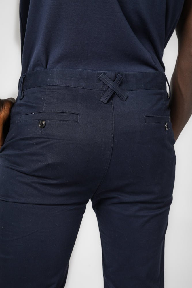 KENNETH COLE - מכנסי צ'ינו קלאסי בצבע נייבי - MASHBIR//365