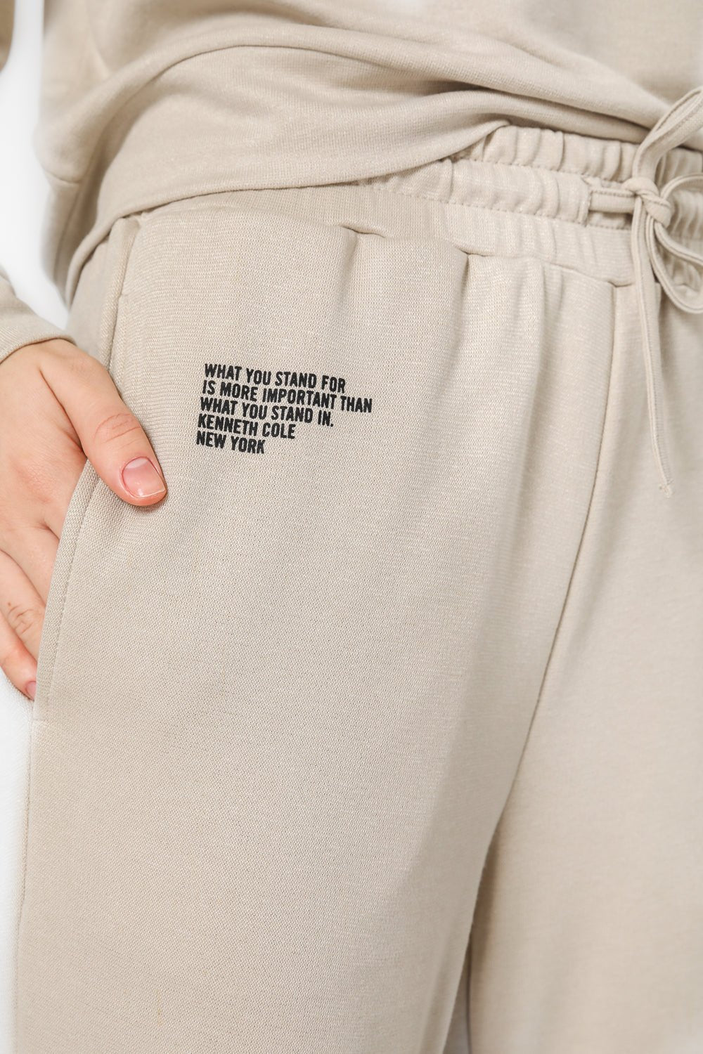 KENNETH COLE - מכנסי לאונג' ארוכים עם הדפס לוגו בצבע בז' - MASHBIR//365
