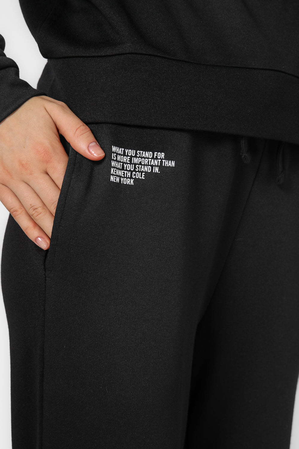 KENNETH COLE - מכנסי לאונג' ארוכים עם הדפס לוגו בצבע שחור - MASHBIR//365