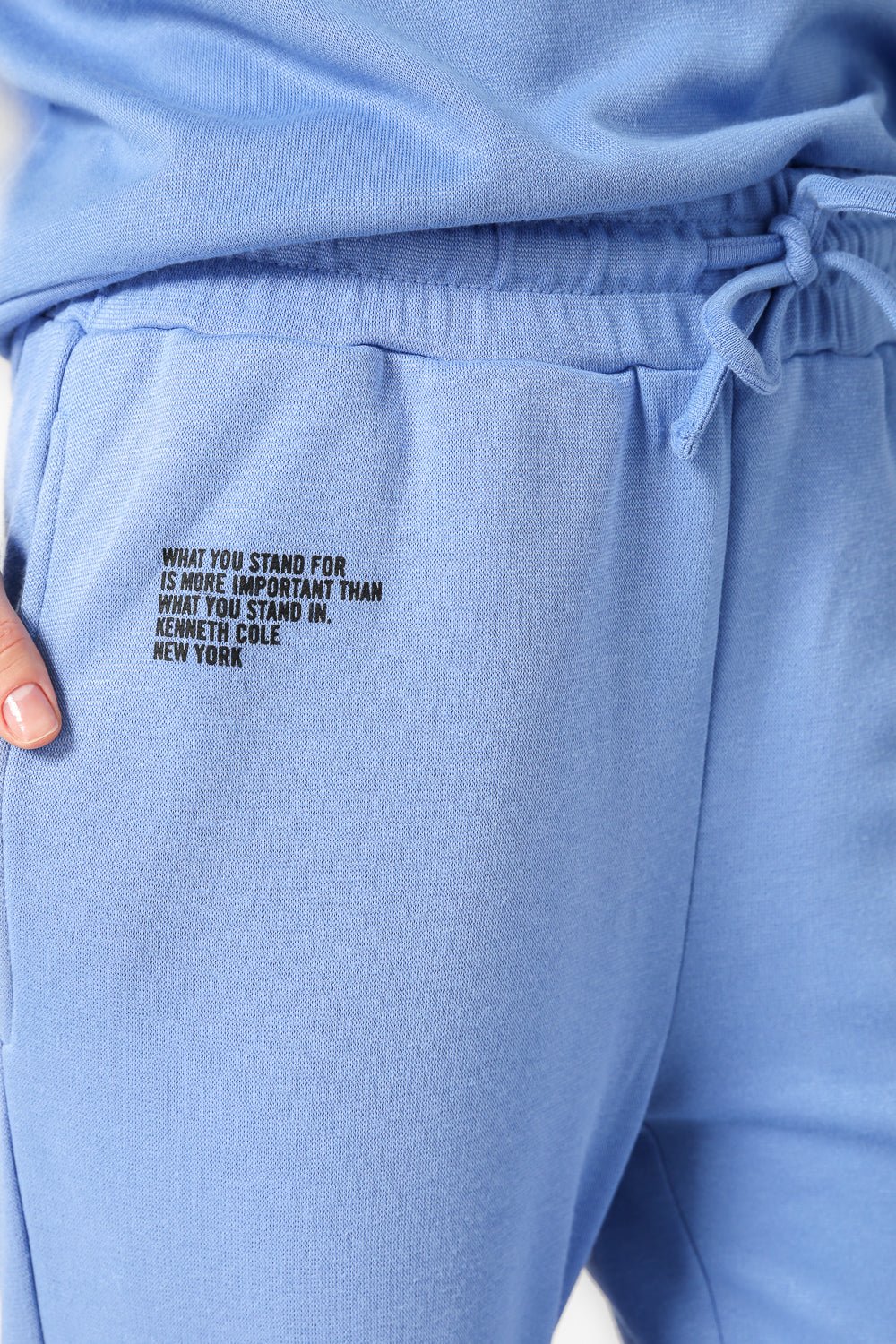 KENNETH COLE - מכנסי לאונג' ארוכים עם הדפס לוגו בצבע תכלת - MASHBIR//365