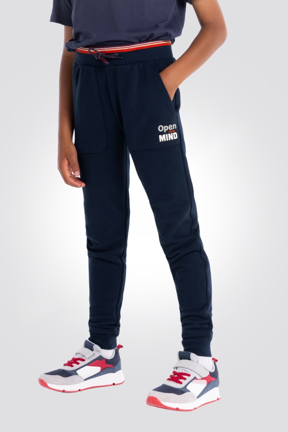 OKAIDI - מכנסי טרנינג לילדים בצבע כחול עם גומי כתום - MASHBIR//365