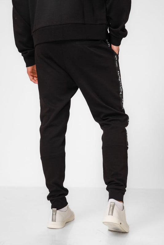 KENNETH COLE - מכנסי טרנינג עם פס כיתוב לוגו בצבע שחור - MASHBIR//365
