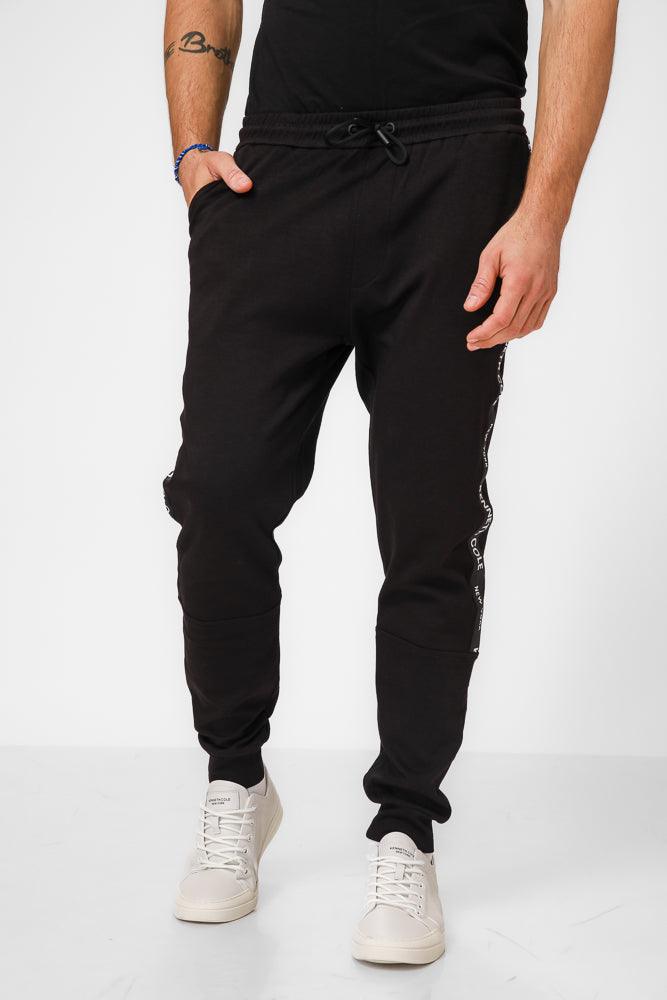KENNETH COLE - מכנסי טרנינג עם פס כיתוב לוגו בצבע שחור - MASHBIR//365
