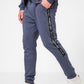 KENNETH COLE - מכנסי טרנינג עם פס כיתוב לוגו בצבע כחול - MASHBIR//365 - 3