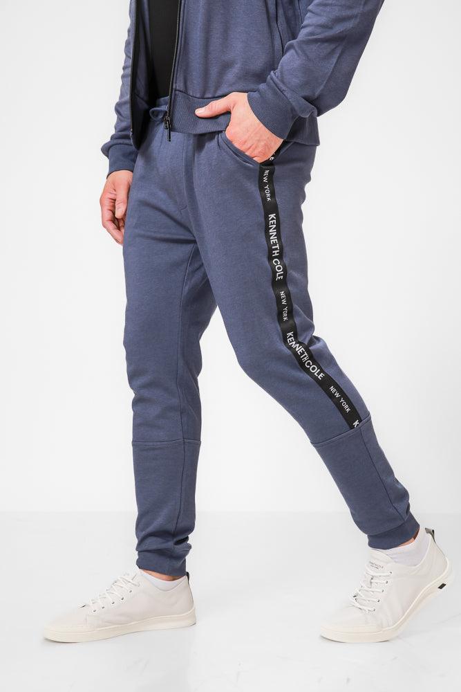 KENNETH COLE - מכנסי טרנינג עם פס כיתוב לוגו בצבע כחול - MASHBIR//365