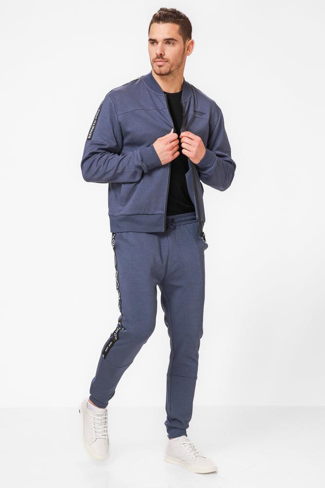 KENNETH COLE - מכנסי טרנינג עם פס כיתוב לוגו בצבע כחול - MASHBIR//365