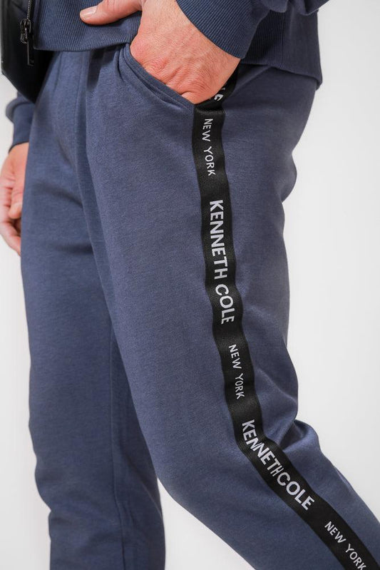 KENNETH COLE - מכנסי טרנינג עם פס כיתוב לוגו בצבע כחול - MASHBIR//365