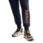 TIMBERLAND - מכנסי טרנינג עם הדפס לוגו המותג על הרגל בתחתית - MASHBIR//365 - 3