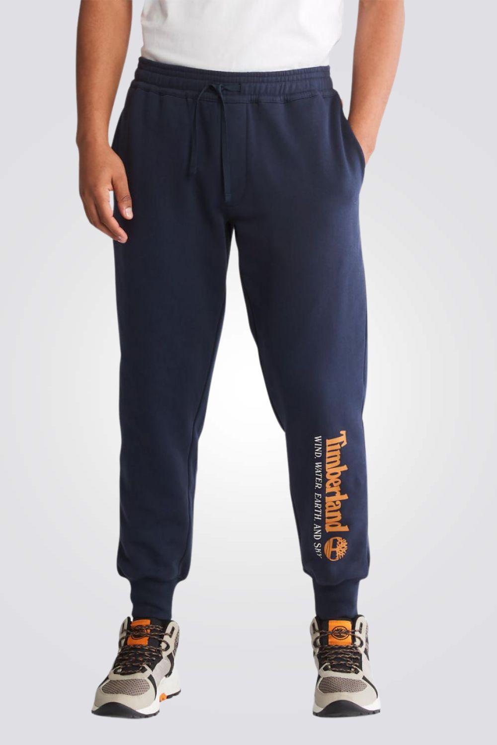 TIMBERLAND - מכנסי טרנינג עם הדפס לוגו המותג על הרגל בתחתית - MASHBIR//365