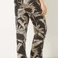 ETAM - מכנסי סאטן ארוכים בהדפס עלים NURI בצבע שחור - MASHBIR//365 - 2