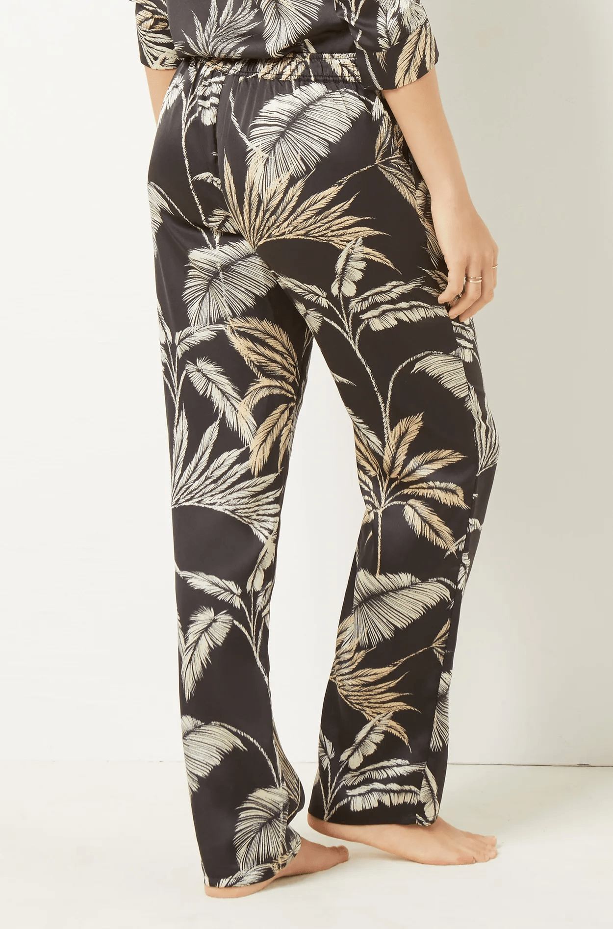 ETAM - מכנסי סאטן ארוכים בהדפס עלים NURI בצבע שחור - MASHBIR//365