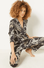 ETAM - מכנסי סאטן ארוכים בהדפס עלים NURI בצבע שחור - MASHBIR//365