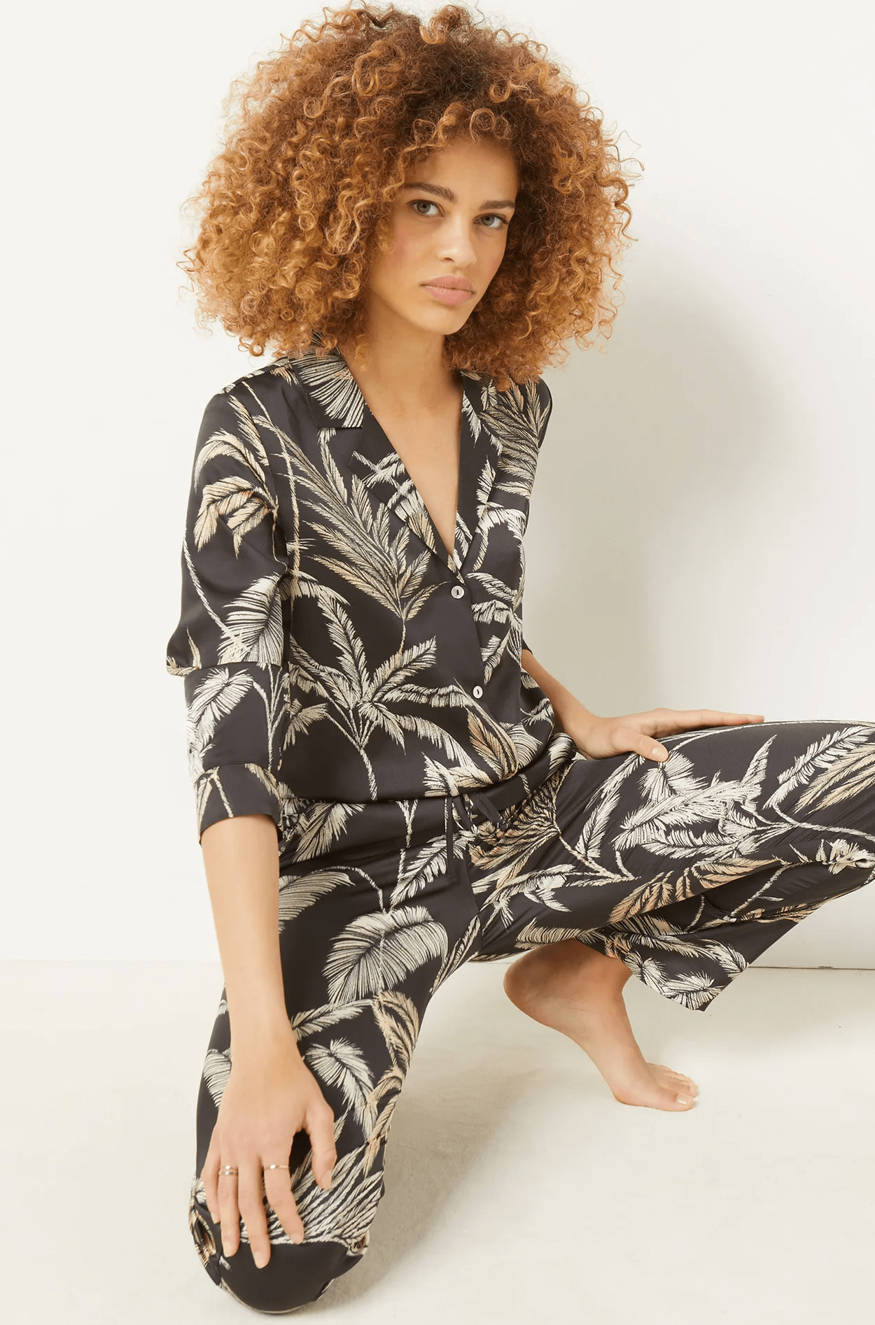 ETAM - מכנסי סאטן ארוכים בהדפס עלים NURI בצבע שחור - MASHBIR//365