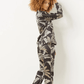 ETAM - מכנסי סאטן ארוכים בהדפס עלים NURI בצבע שחור - MASHBIR//365 - 5
