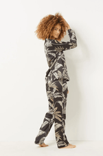 ETAM - מכנסי סאטן ארוכים בהדפס עלים NURI בצבע שחור - MASHBIR//365