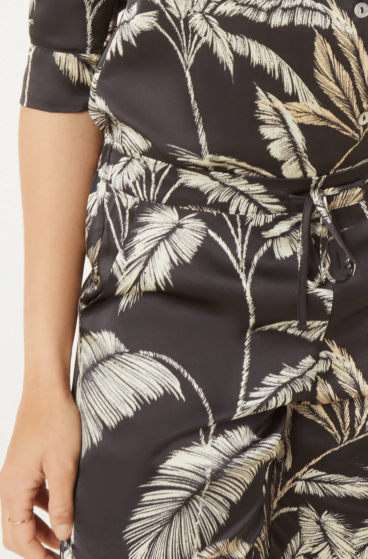 ETAM - מכנסי סאטן ארוכים בהדפס עלים NURI בצבע שחור - MASHBIR//365