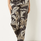 ETAM - מכנסי סאטן ארוכים בהדפס עלים NURI בצבע שחור - MASHBIR//365 - 1