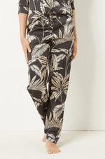 ETAM - מכנסי סאטן ארוכים בהדפס עלים NURI בצבע שחור - MASHBIR//365