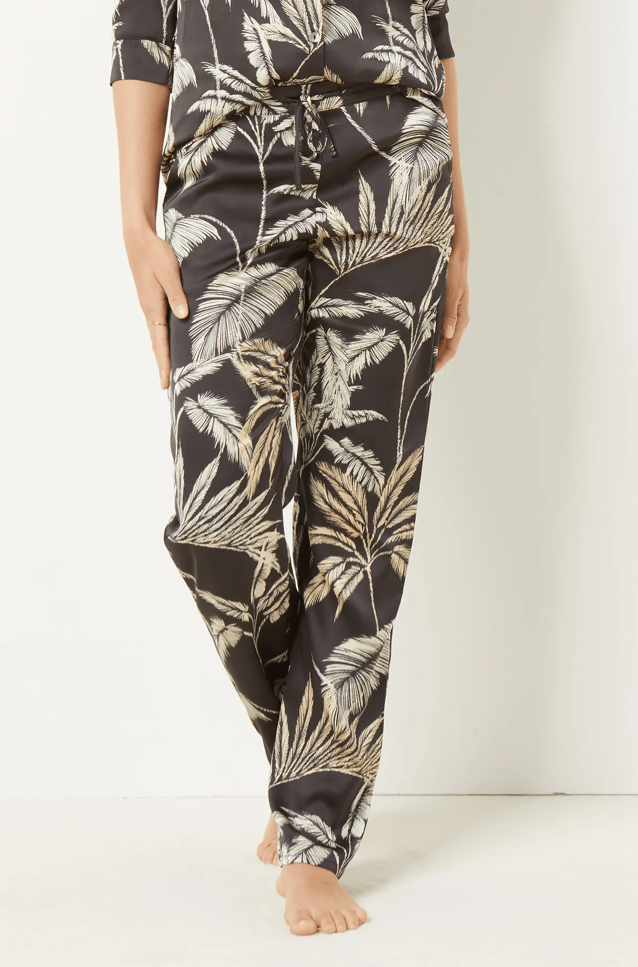 ETAM - מכנסי סאטן ארוכים בהדפס עלים NURI בצבע שחור - MASHBIR//365